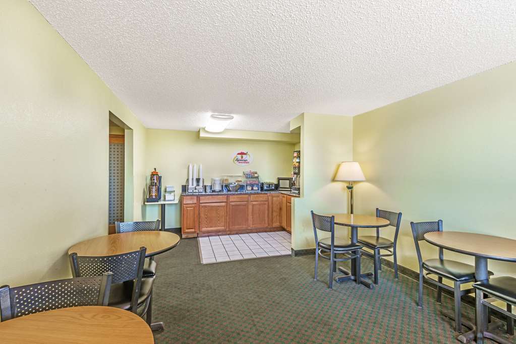 Super 8 By Wyndham Pueblo Hotel Facilities photo